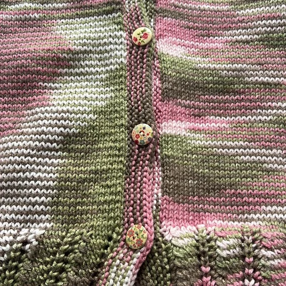Vintage hand knit sweater vest with floral buttons - Picture 3 of 7